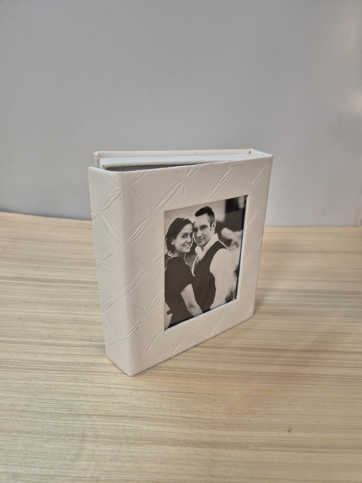 קופסא דמוי עור ל DISK ON KEY צבע קרם