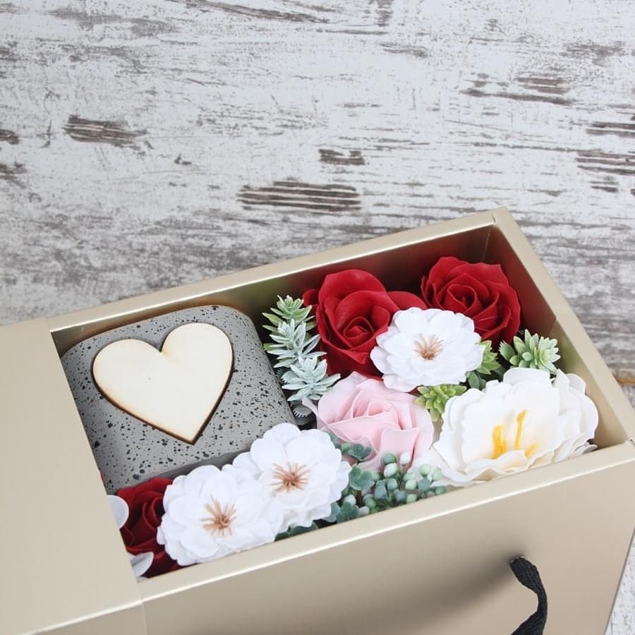 3 יח' מארז יוקרתי נר + פרחים