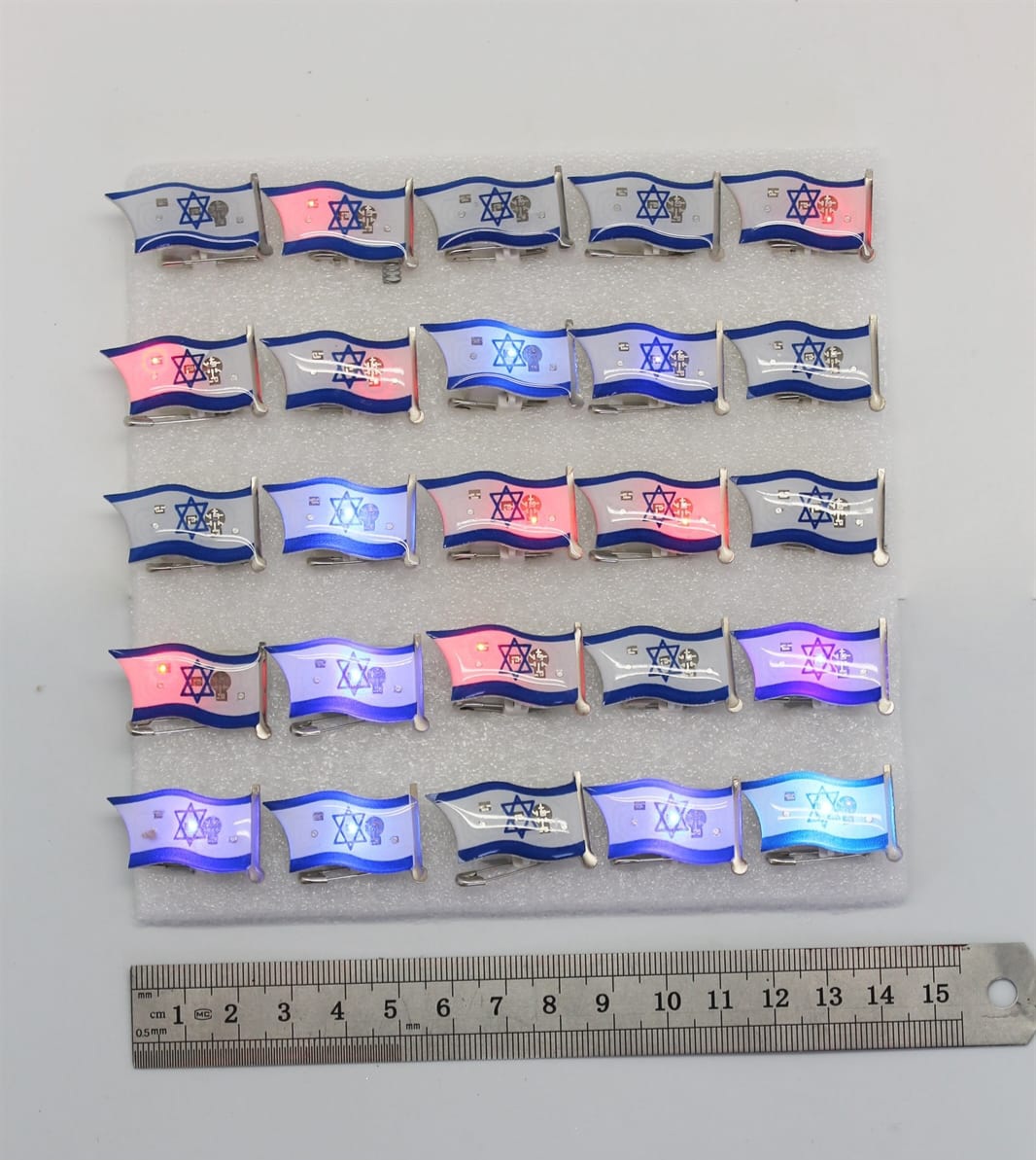 053.מארז 25 סיכות דגל ישראל אורות במגש בשקית (120)