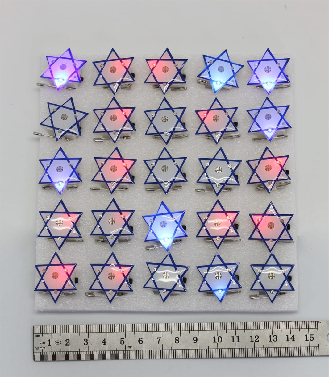 054.מארז 25 סיכות מגן דוד אורות במגש בשקית (120)