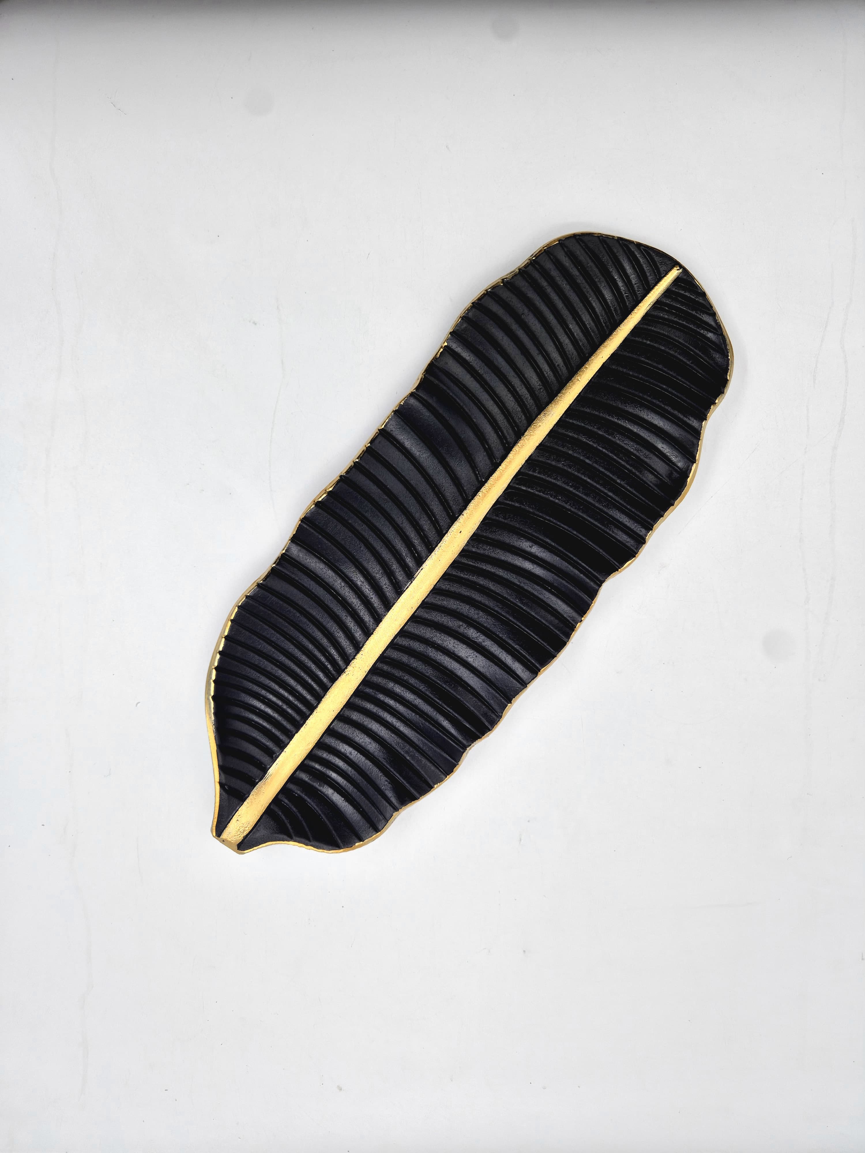 מגש דקורטיבי דגם עלה ארוך זהב שחור