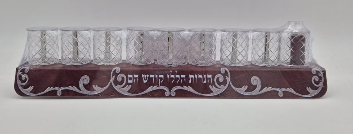 חנוכיה עם כוסות פלסטיק דגם עיטורי זהב (72 בקר')