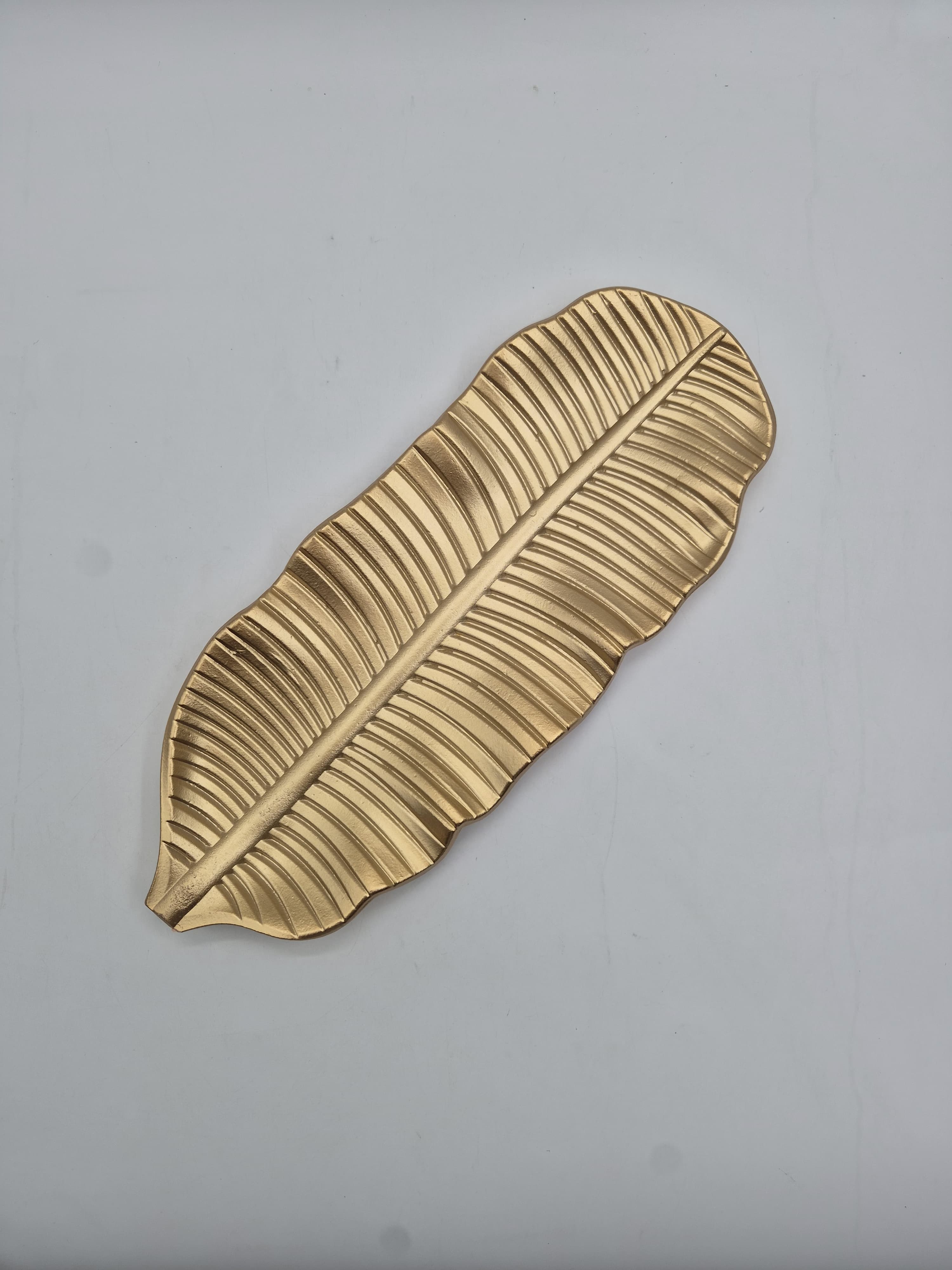 מגש דקורטיבי דגם עלה ארוך זהב