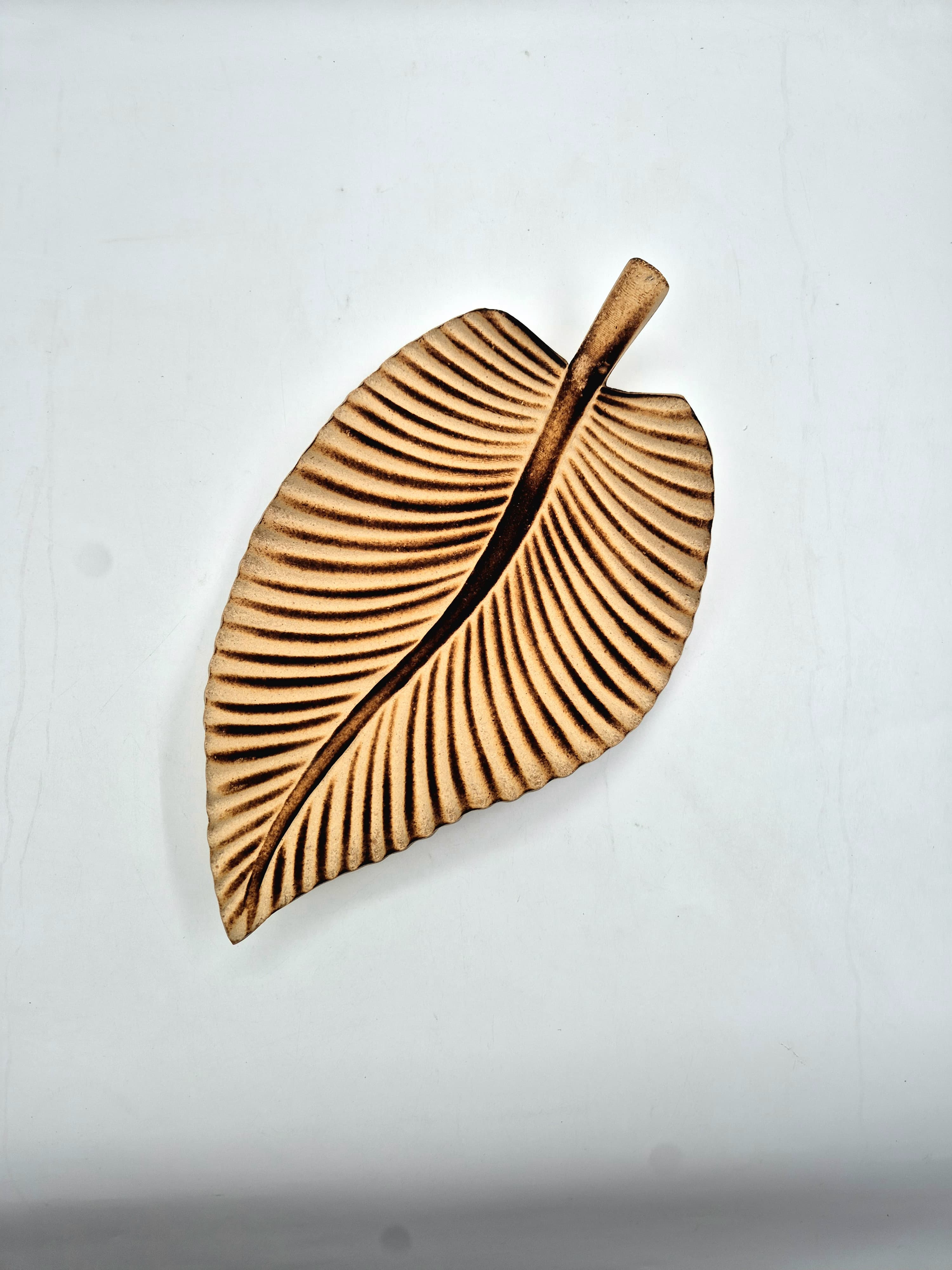 מגש דקורטיבי דגם עלה גדול חום קלוי