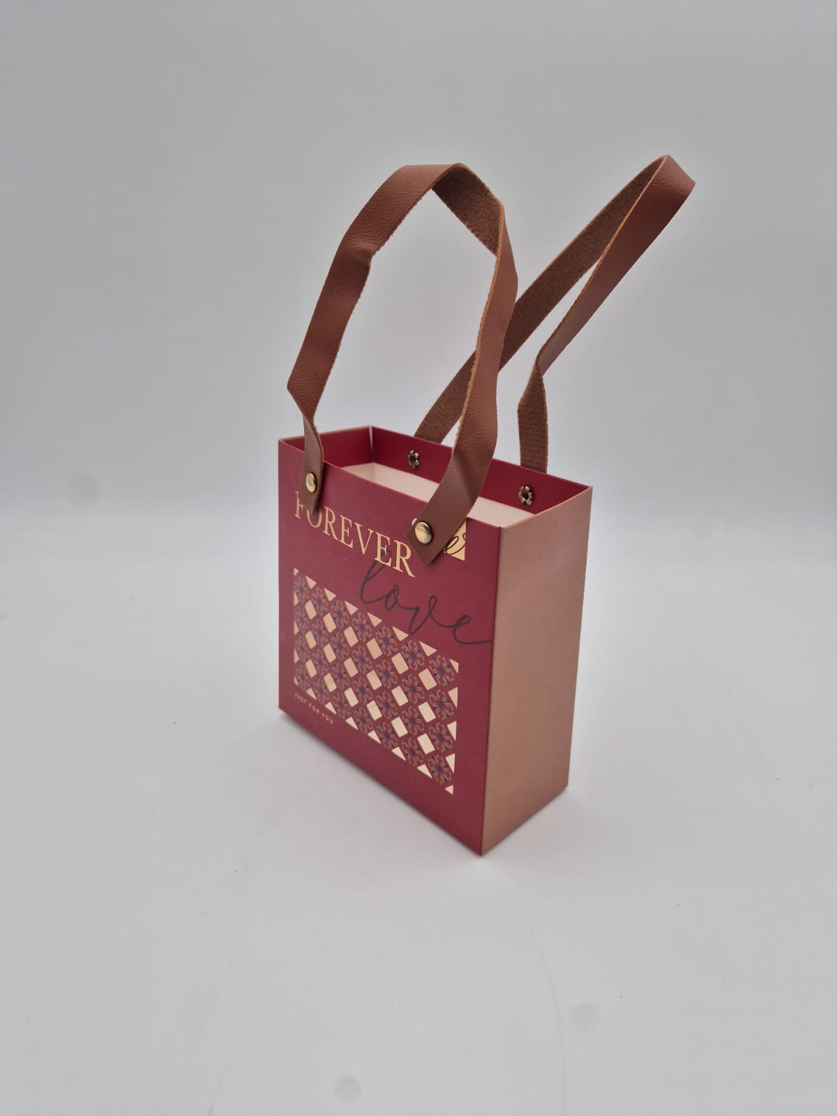 שקית קרטון ידית דמוי עור (600בקרטון)