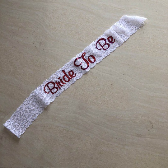 סרט כלה  BRIDE TO BE תחרה לבן כיתוב ורוד