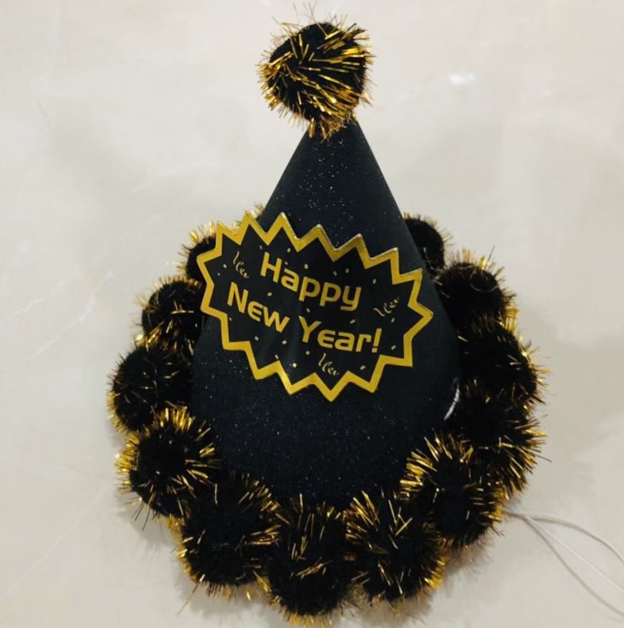 כובע קונוס H N Y פונפונים שחור כיתוב זהב 18 סמ