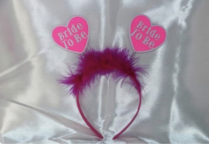 קשת לבבות bride to be ורוד כיתוב לבן