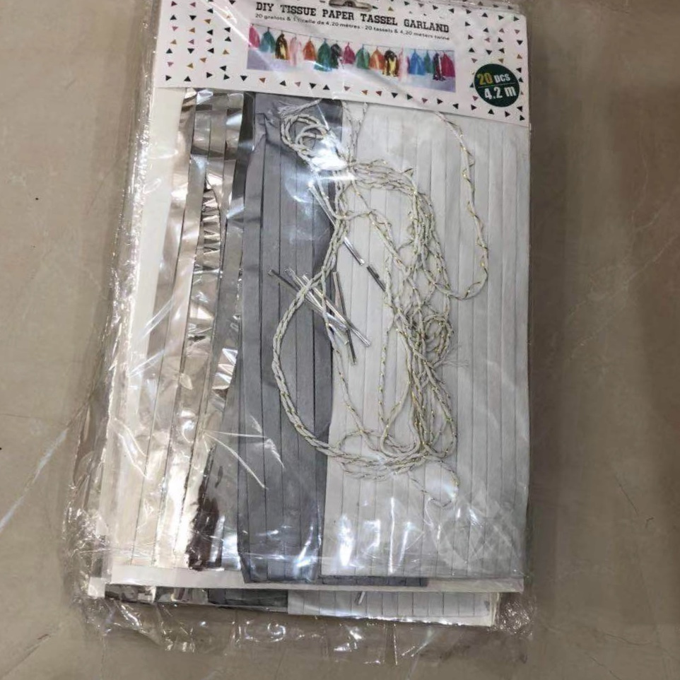 שרשרת פונפונים 4.2 כסף אפור לבן