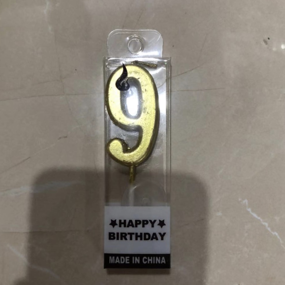 נר מעוצב מספר 9 זהב