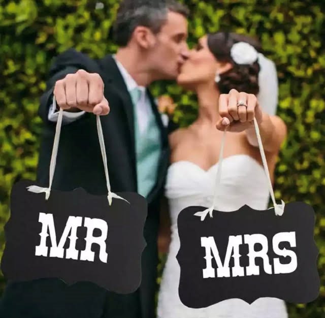 שלט באנר לצילומים MR MRS צבע שחור מעוצב