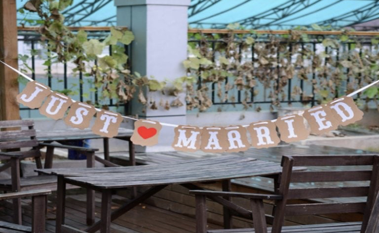 שרשרת אותיות just married חום מעוצב
