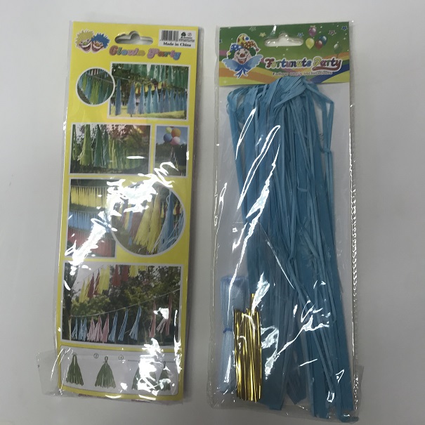 שרשרת פונפונים M תכלת
