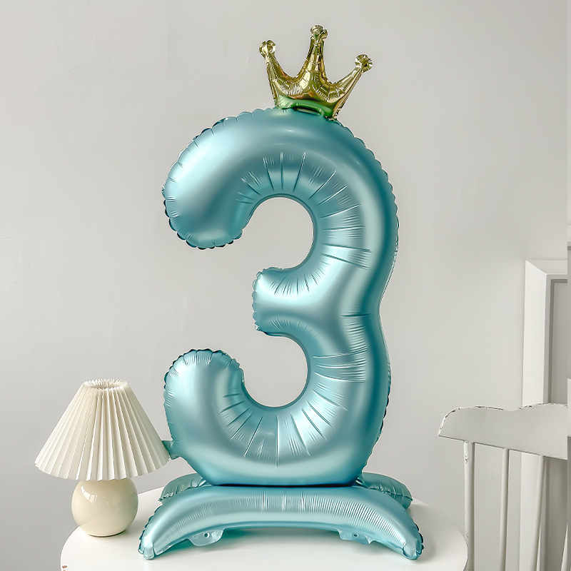בלון מעמד רצפתי ספרה 3 תכלת עם כתר זהב (5) - גודל "42